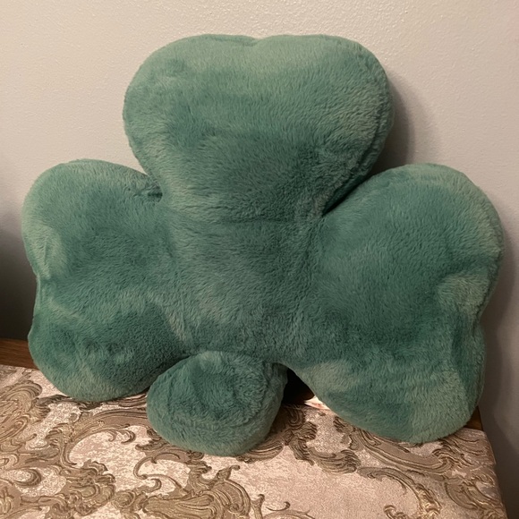 Isaac Mizrahi Green Clover Pillow - Picture 4 of 5